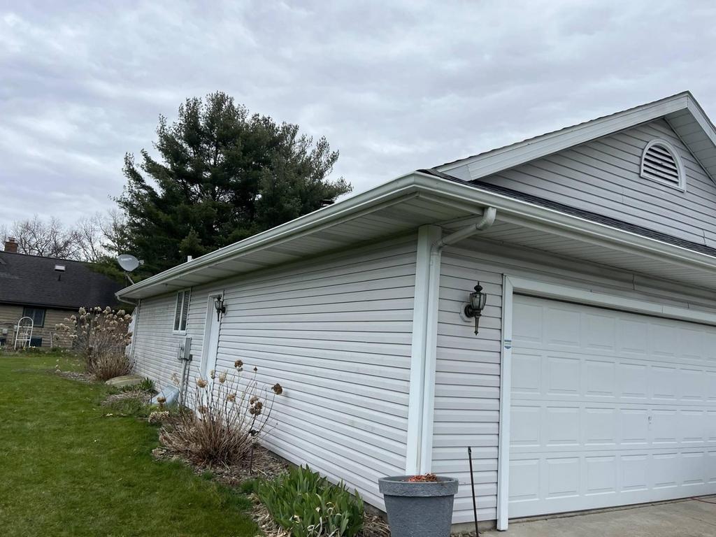 what are the eaves of a house